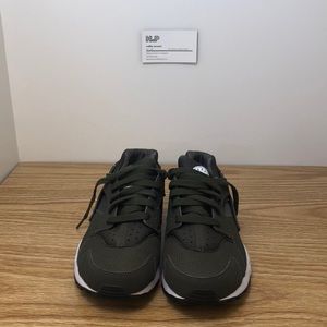 Green and white Nike giraffe kids size 4.5y